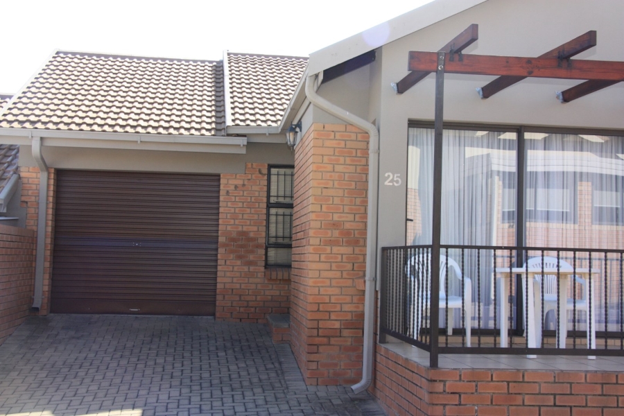 2 Bedroom Property for Sale in Langenhovenpark Free State
